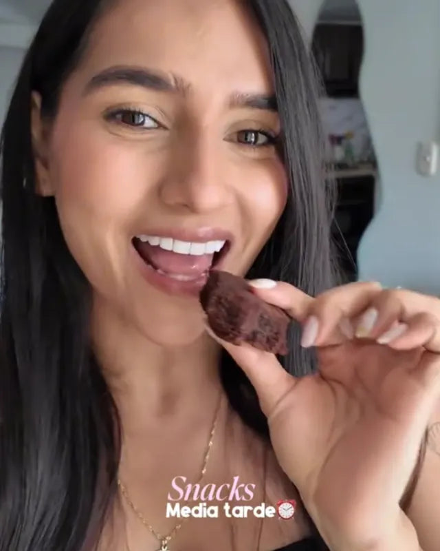 Elemental Foods Mujer comiendo brownie